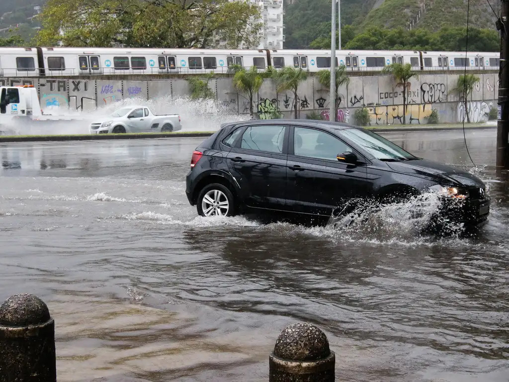 Esse é o melhor jeito de dirigir na chuva: pode salvar sua vida