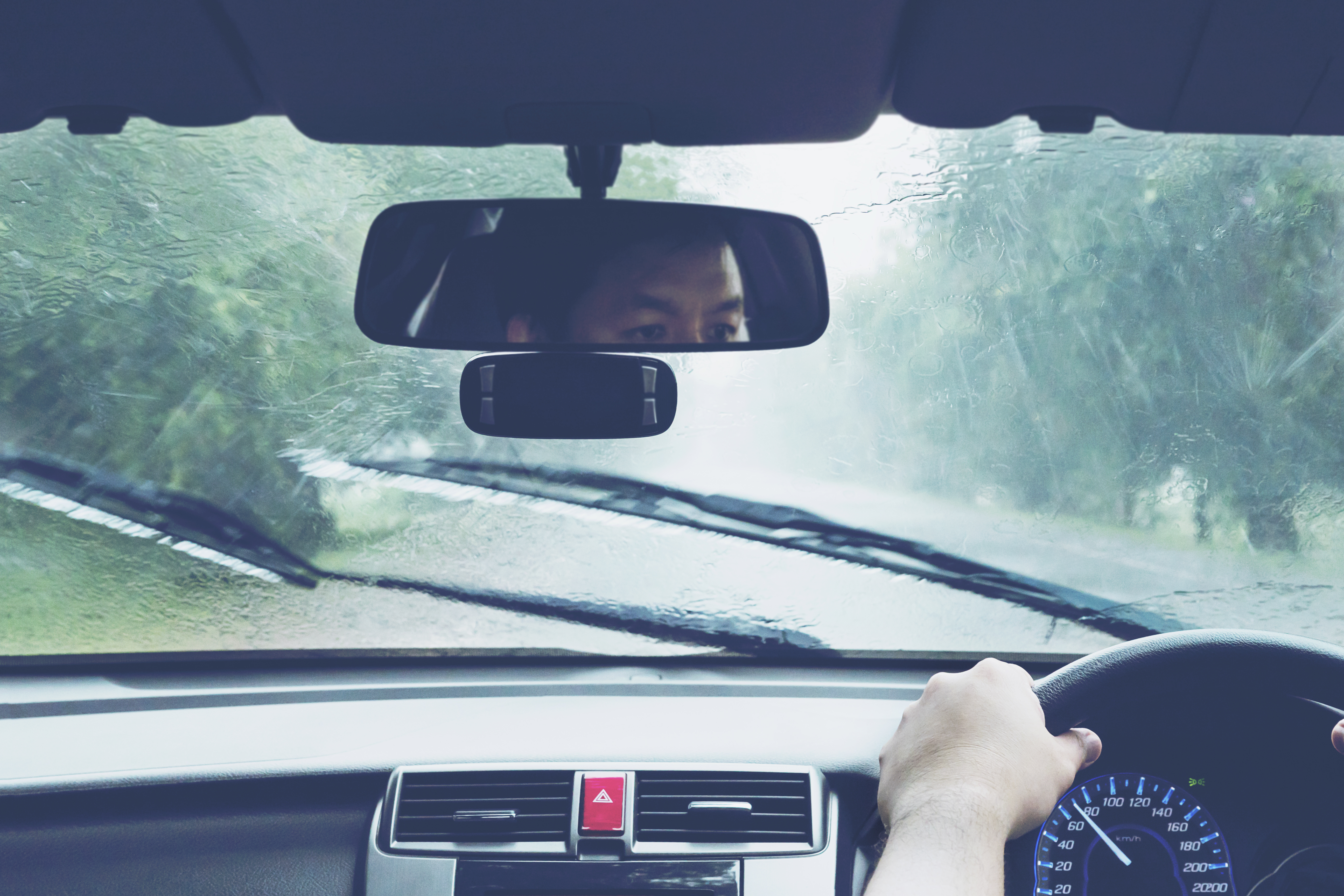 Esse é o melhor jeito de dirigir na chuva: pode salvar sua vida