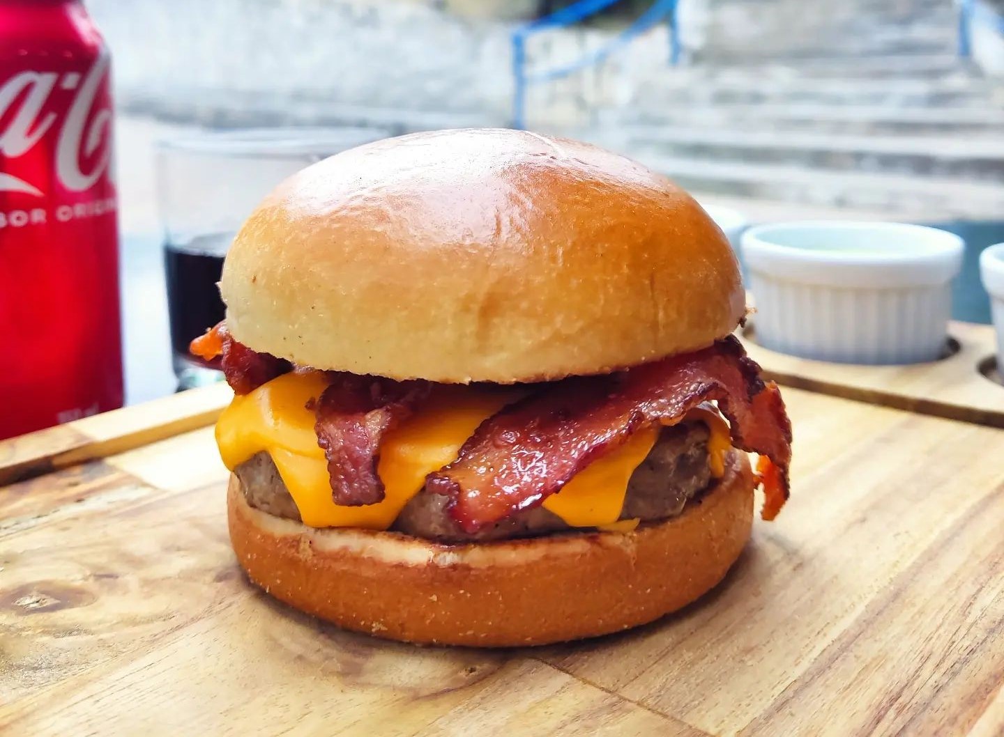 hambúrguer caseiro com bacon