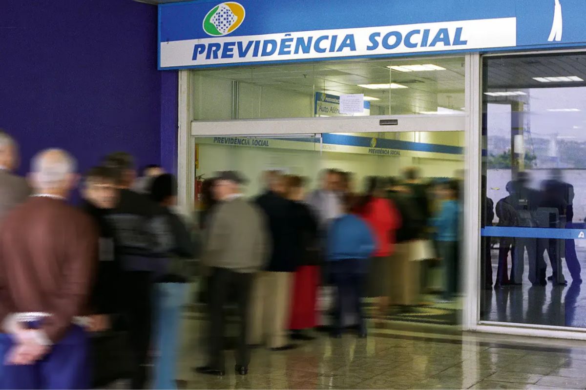 Uma fila de idosos na agência da Previdência Social após verem que o INSS faz força tarefa para agilizar a vida