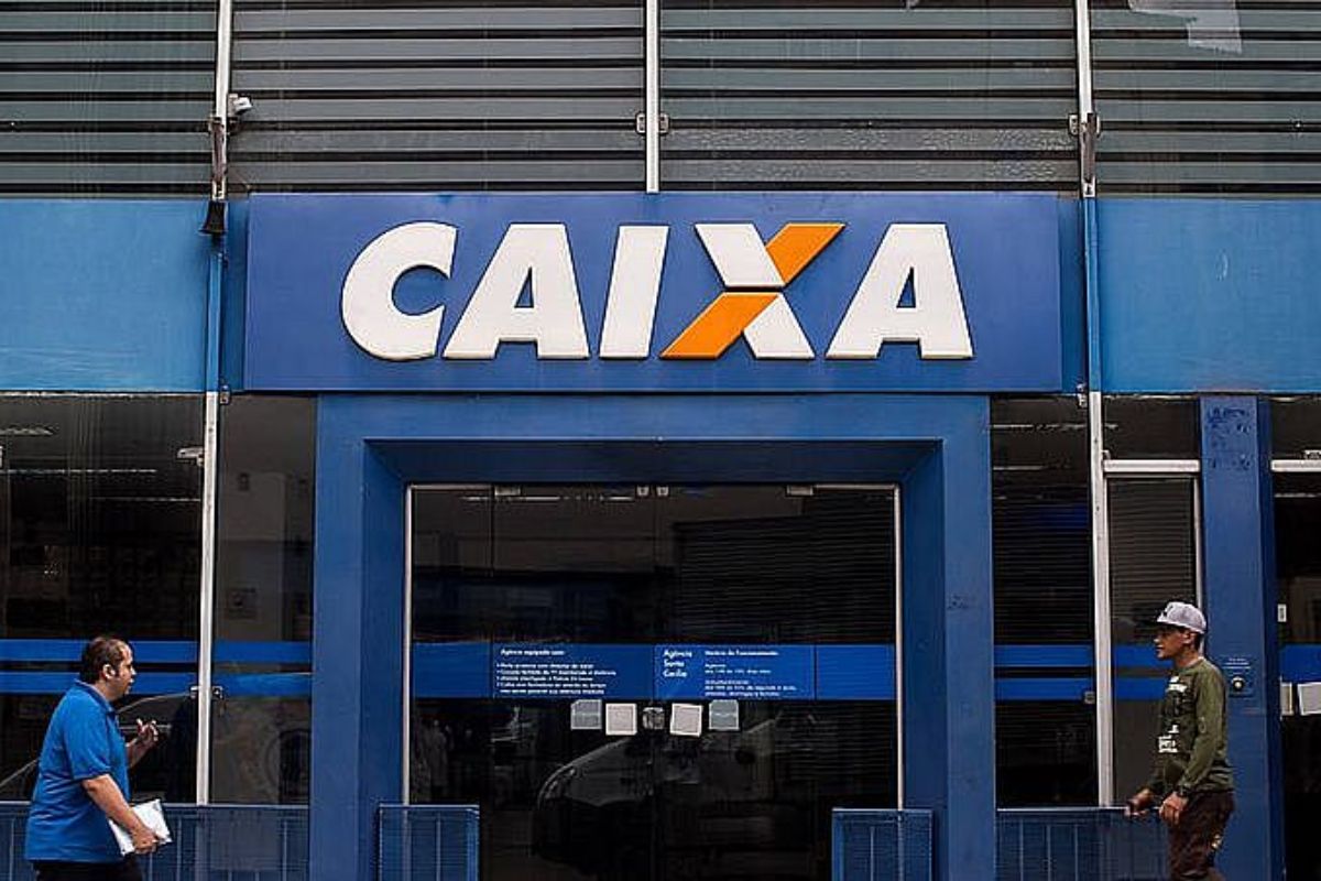 Agência da Caixa após o anúncio de R$ 2.490 Disponíveis na CAIXA