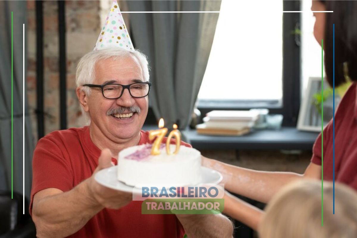 Um senhor comemorando seu aniversário após ver o Benefício para idosos