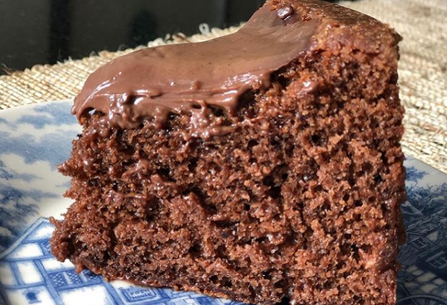 bolo de chocolate com massa leve  prático