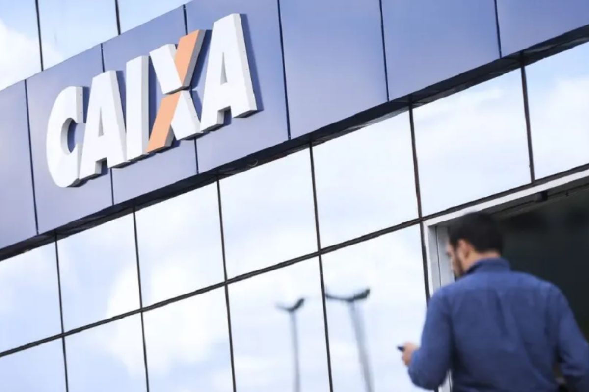 Uma pessoa em frente a agência da Caixa após ver que a Caixa aprova saque de R$ 6.000