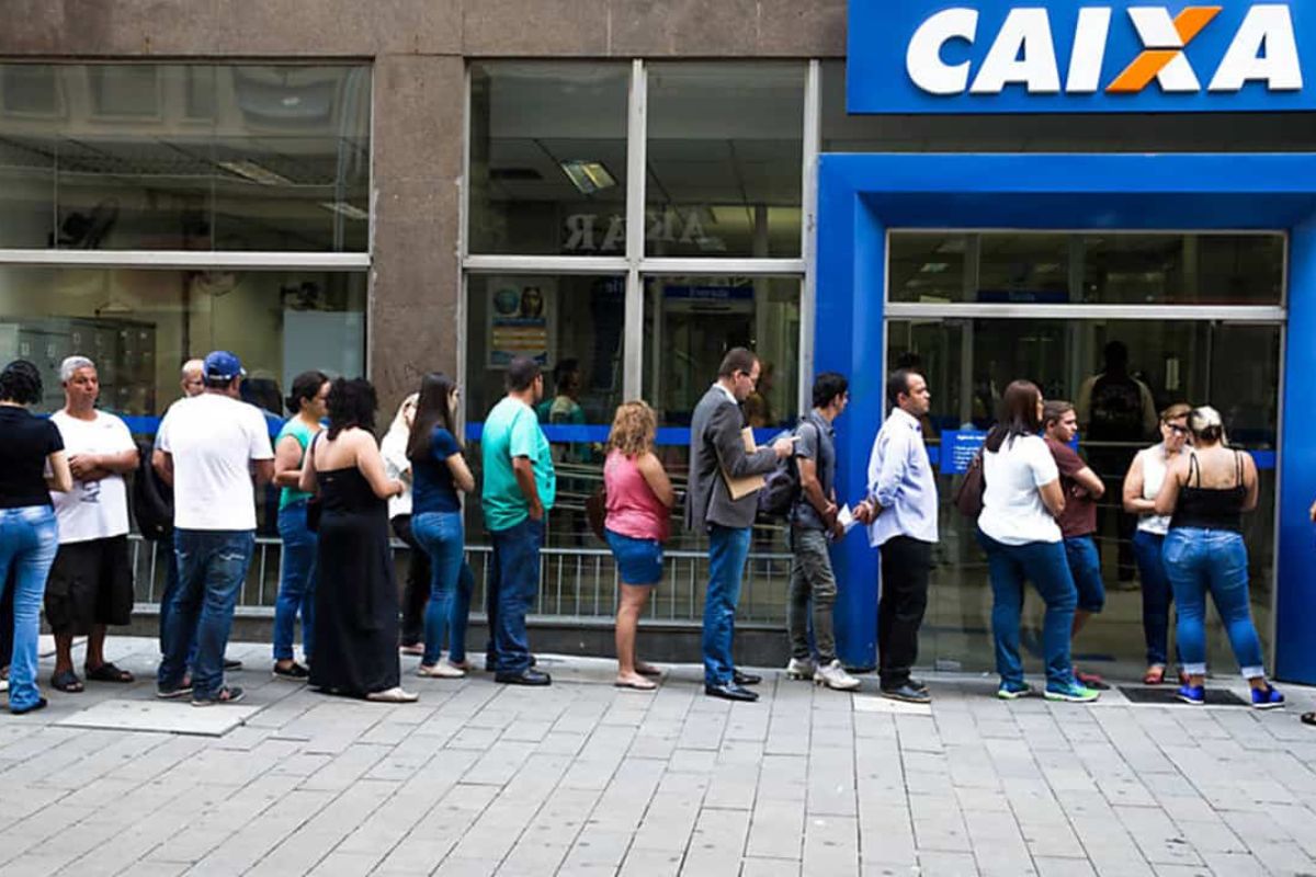 Uma fila em frente a agência após as pessoas verem que a Caixa oferece descontos de até 90%.jpg