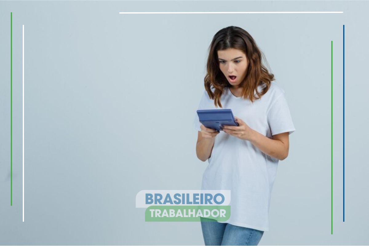 Uma mulher com a calculadora na mão pensando na necessidade de tomar cuidado com dívidas na Serasa