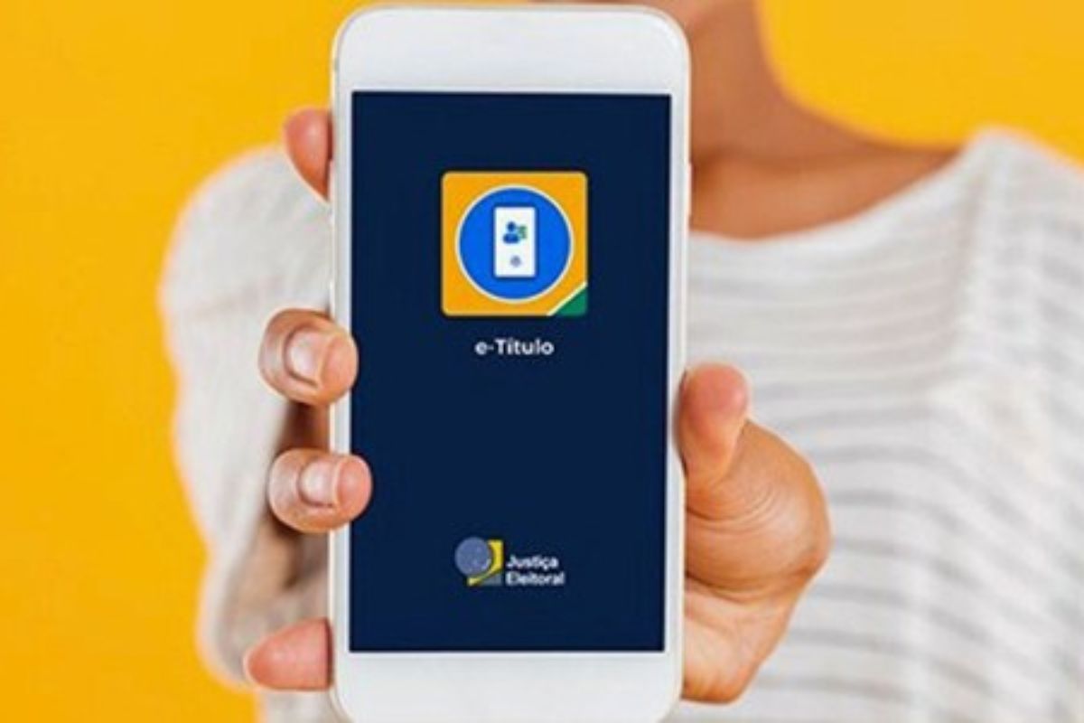 Uma pessoa com seu smartphone mostra o e-Título para as Eleições 2024