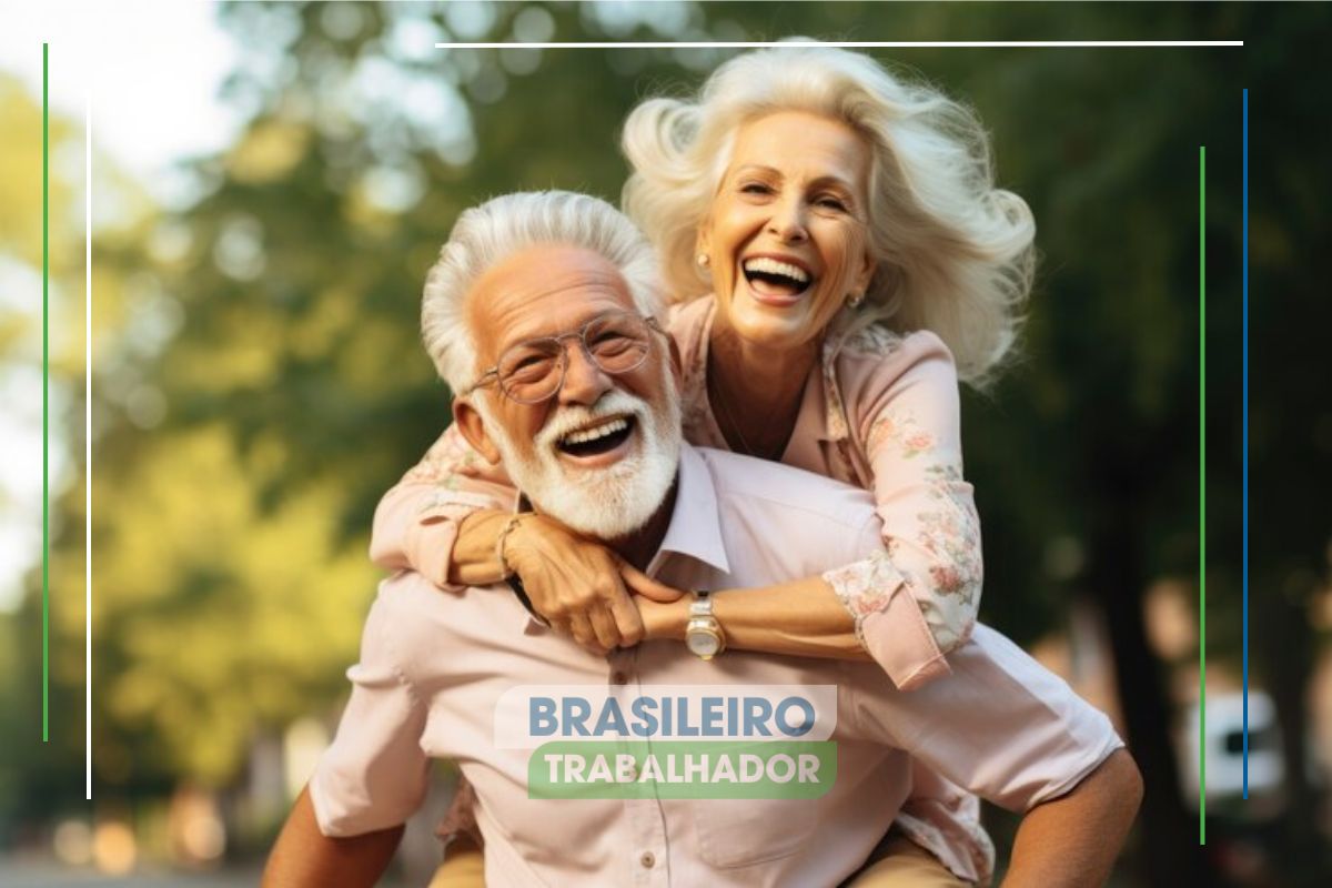 Casal de idosos feliz comemorando após ver que o Governo convoca aposentados para novo saque