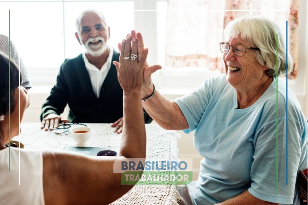 Duas senhoras em uma mesa comemoram após ver que Governo libera benefício para idosos