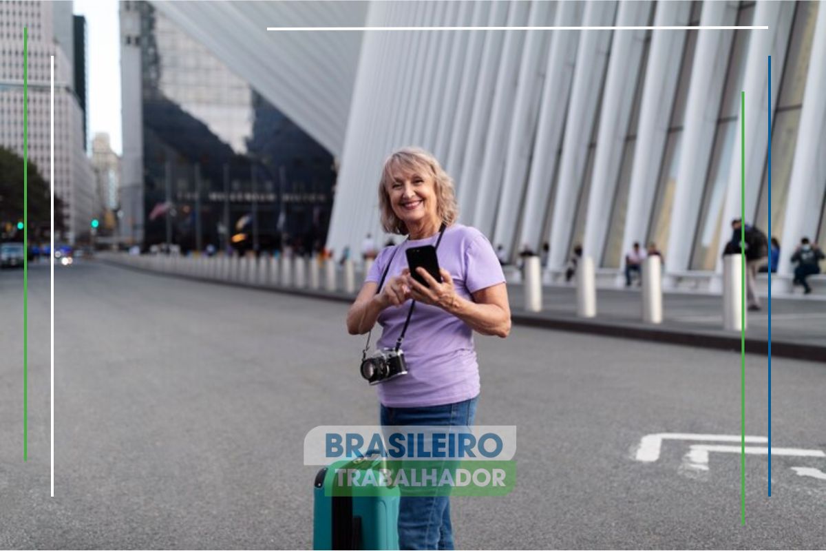 Uma mulher em frente ao aeroporto após ver como utilizar o Voa Brasil