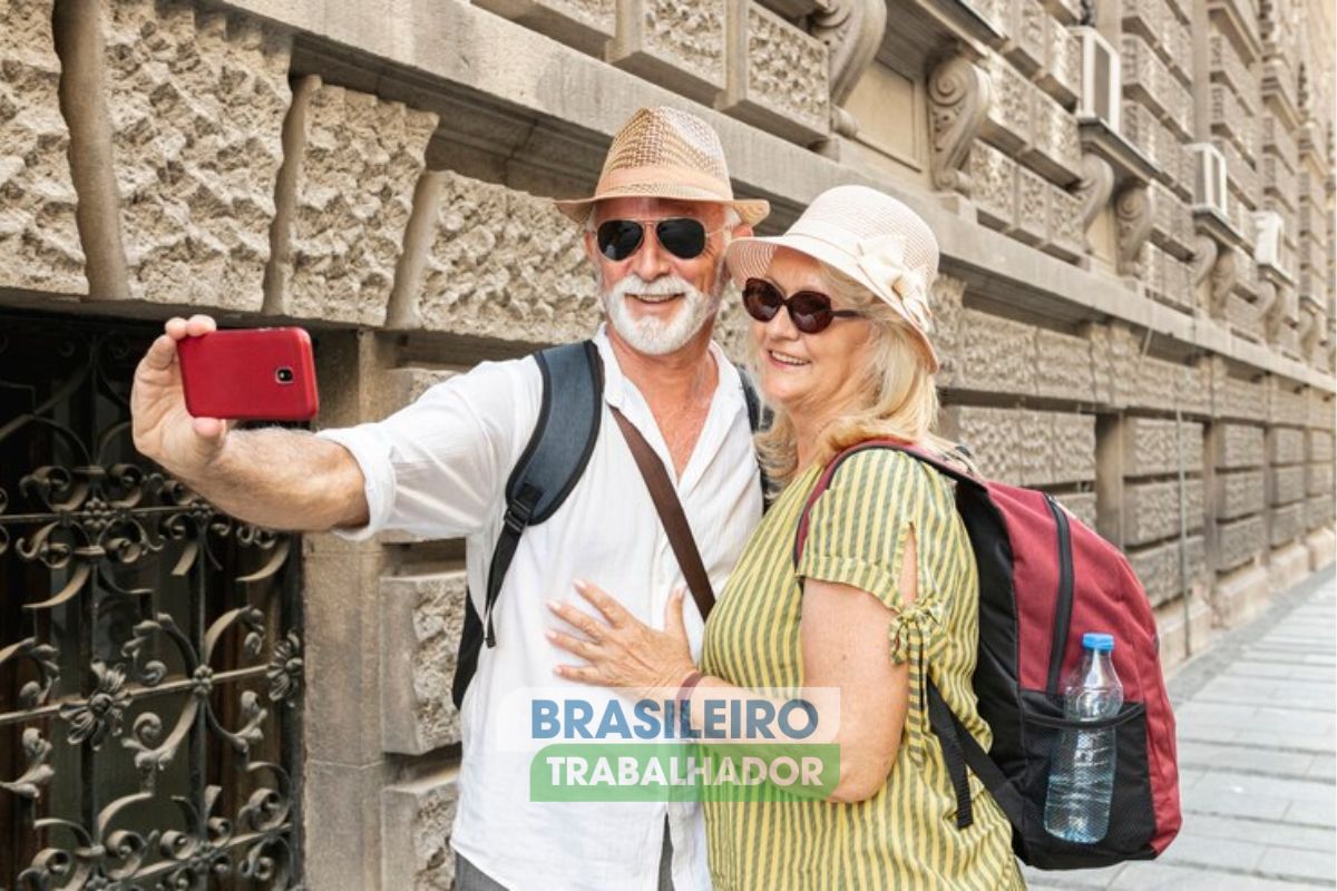 Um casal de idosos viajando felizes após ver que o INSS elimina idade mínima de 65 anos para aposentadoria