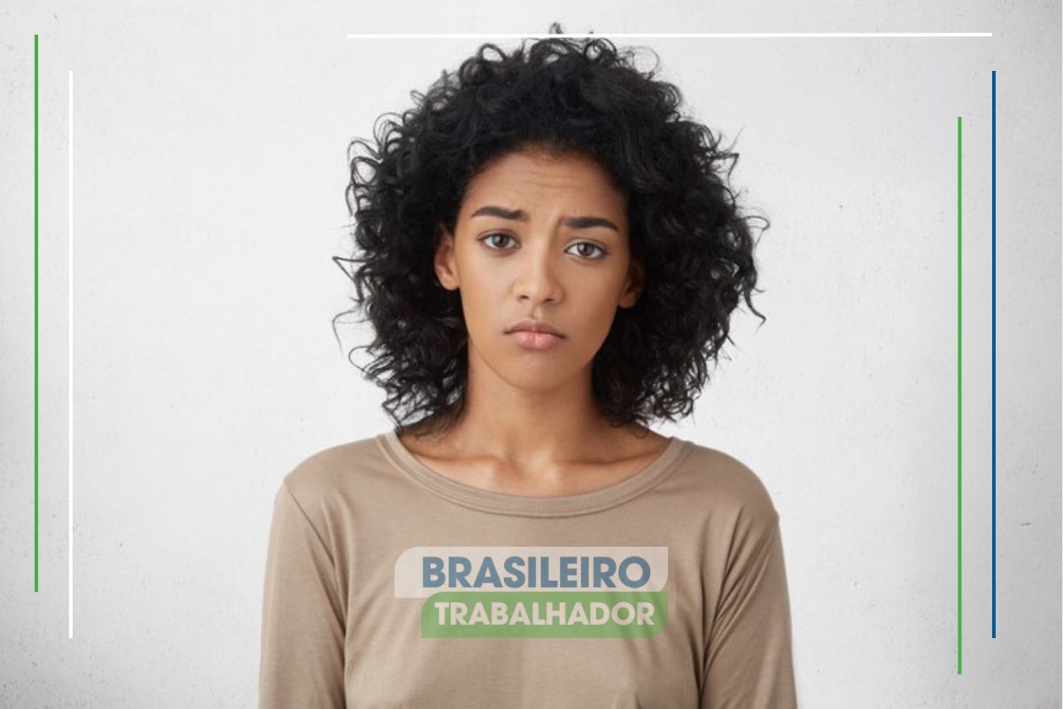 Uma menina triste após ver má notícia para beneficiários do Bolsa Família