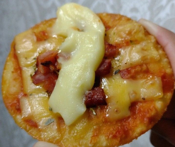 mini pizza com massa de pastel frita