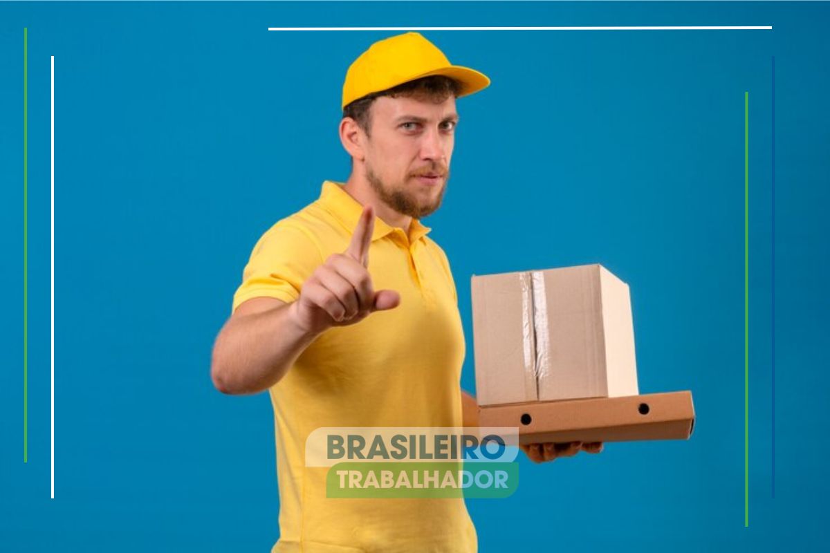 Um entregador levando uma caixa de correspondência por meio do Novo programa social dos Correios