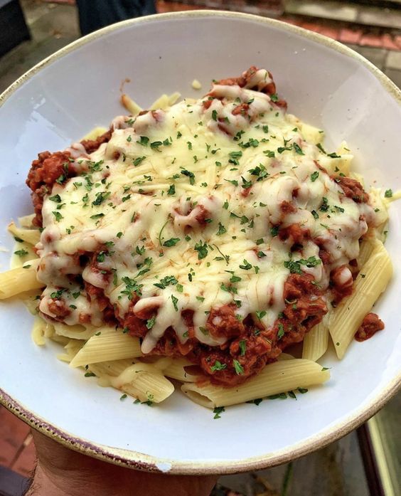 Penne ao molho branco e bacon cremoso