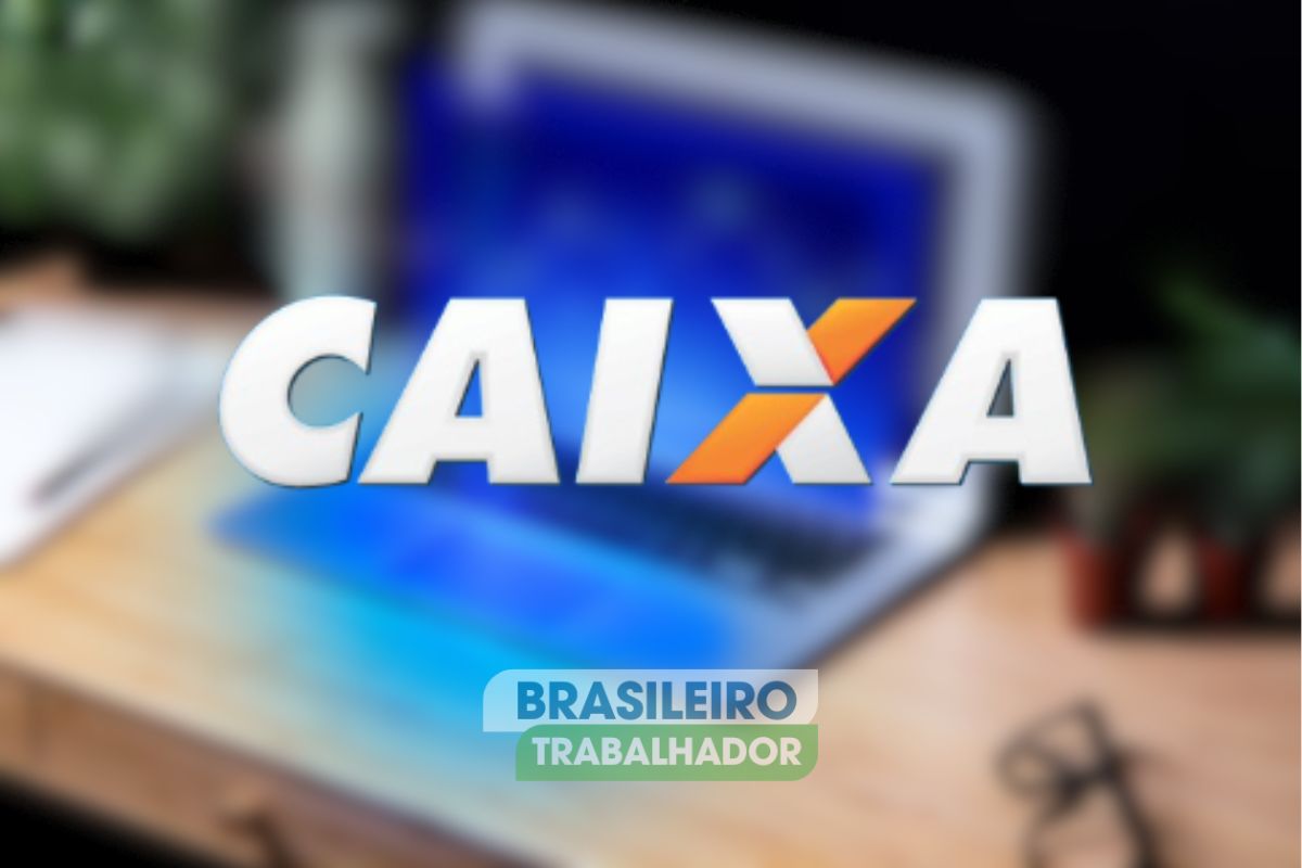 Um computador desfocado atrás do logo da Caixa onde a pessoa vê o Saque de R$ 540 disponível na CAIXA