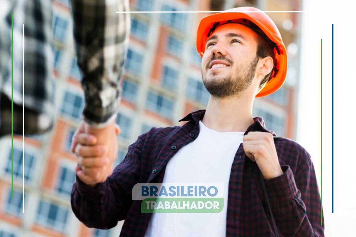 Um homem com capacete de obra feliz após ver os segredos do auxílio de R$ 5.1 mil