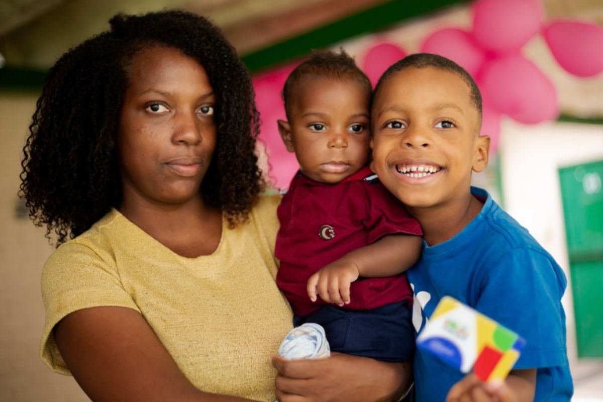 Uma mãe com dois filhos após saber que seu Bolsa Família pode ser bloqueado