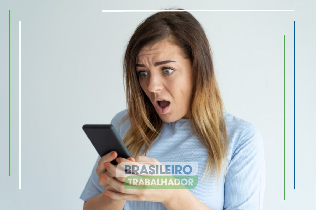 Uma mulher assustada olhando para seu smartphone depois de fazer um PIX no Celular