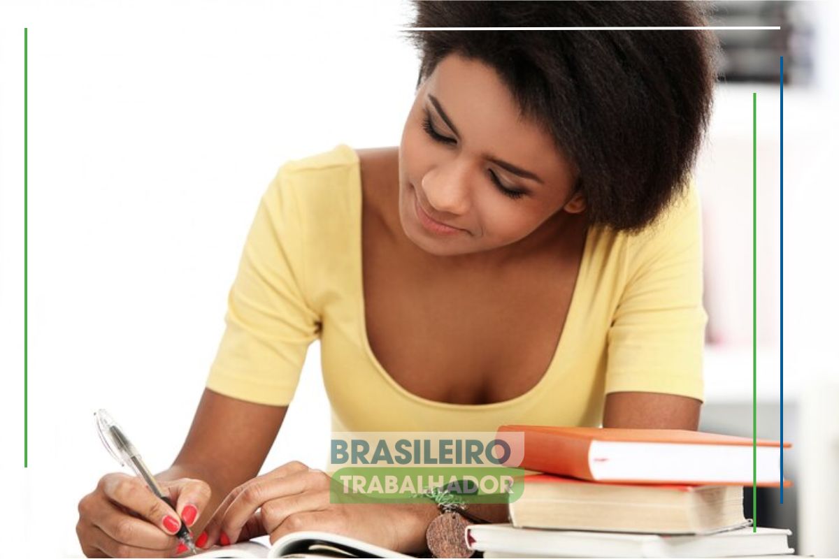 Uma mulher estudando depois de ver o CNU 2024 com importantes mudanças