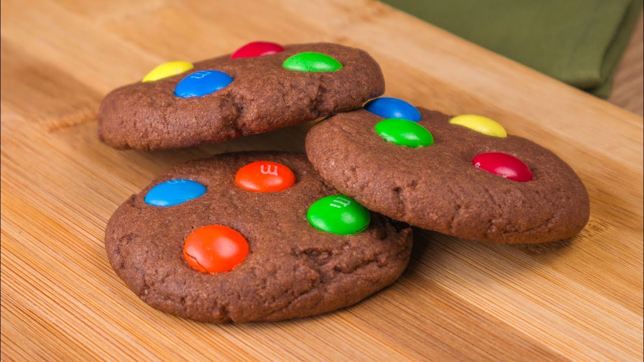 Cookies de chocolate com M&M's simples