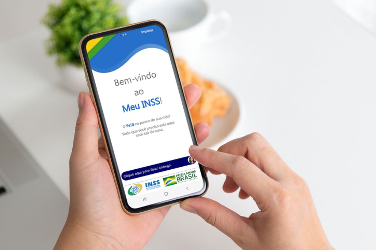 Um celular abrindo o app Meu INSS para ver o Telefone INSS