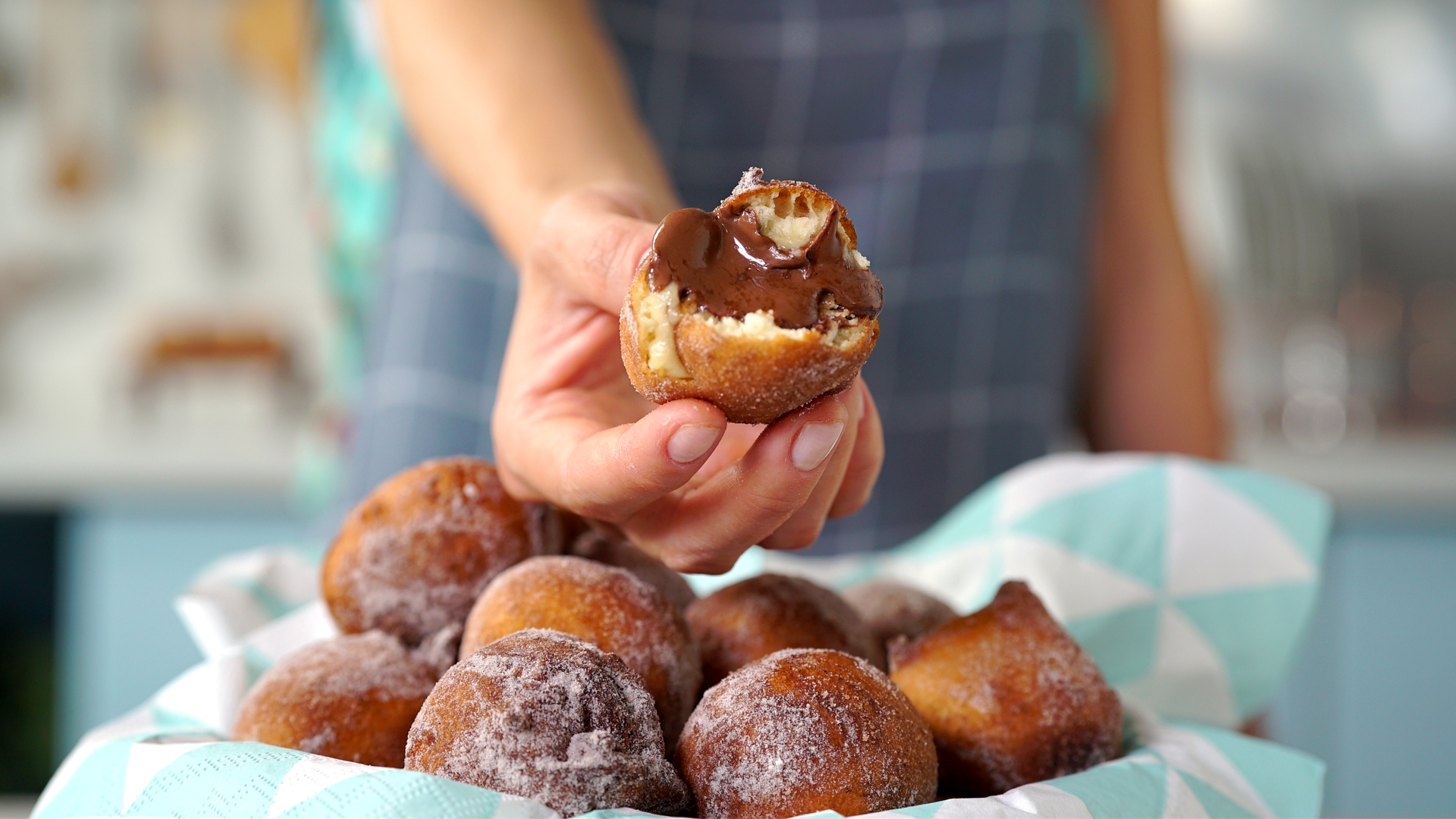 Bolinho de chuva com recheio de chocolate fofinho