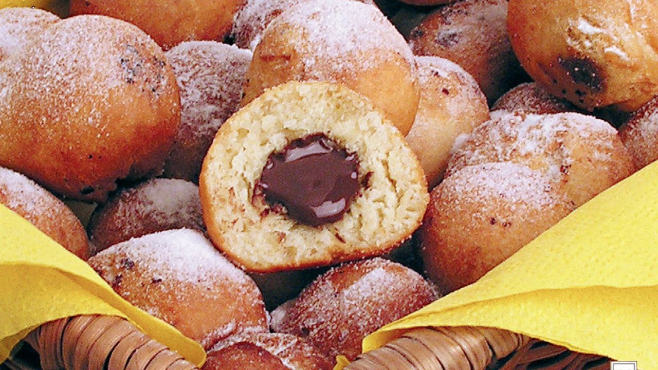 Bolinho de chuva gourmet com chocolate dentro