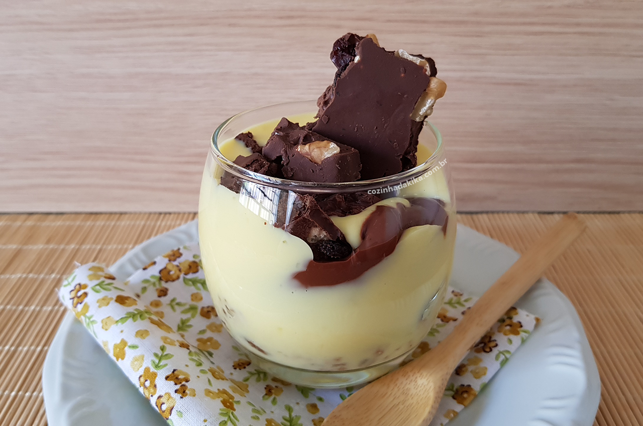 Mousse de baunilha com chocolate fácil cremoso