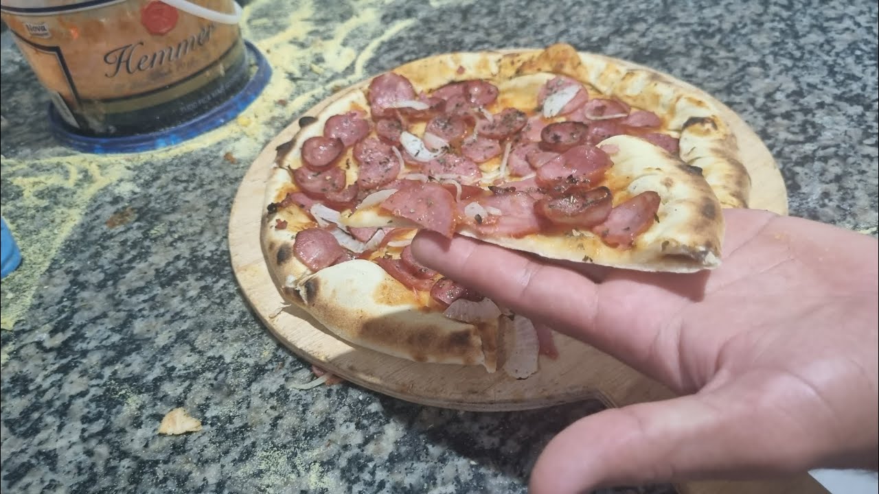 Pizza de calabresa sem queijo do tiktok fácil demais com massa caseira