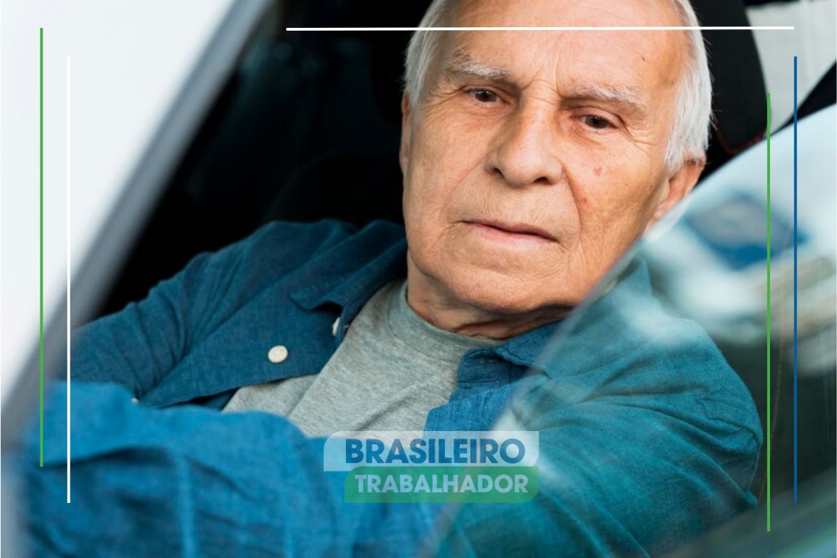 Um senhor dirigindo o seu carro depois de aprender Como emitir a credencial de estacionamento para idosos com a CNH digital