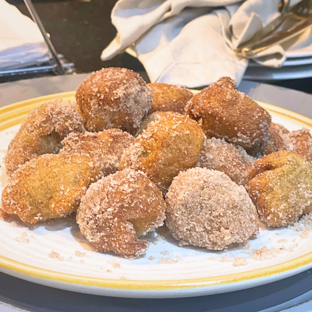 Bolinho de chuva com 1 ovo tudo gostoso açúcar canela