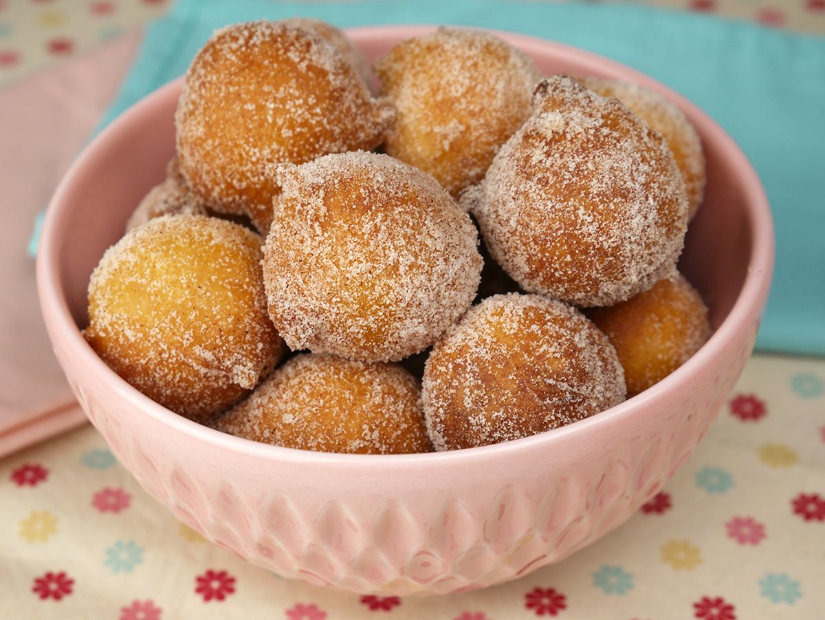 Bolinho de chuva sem ovo fácil fofinho não fica cru por dentro