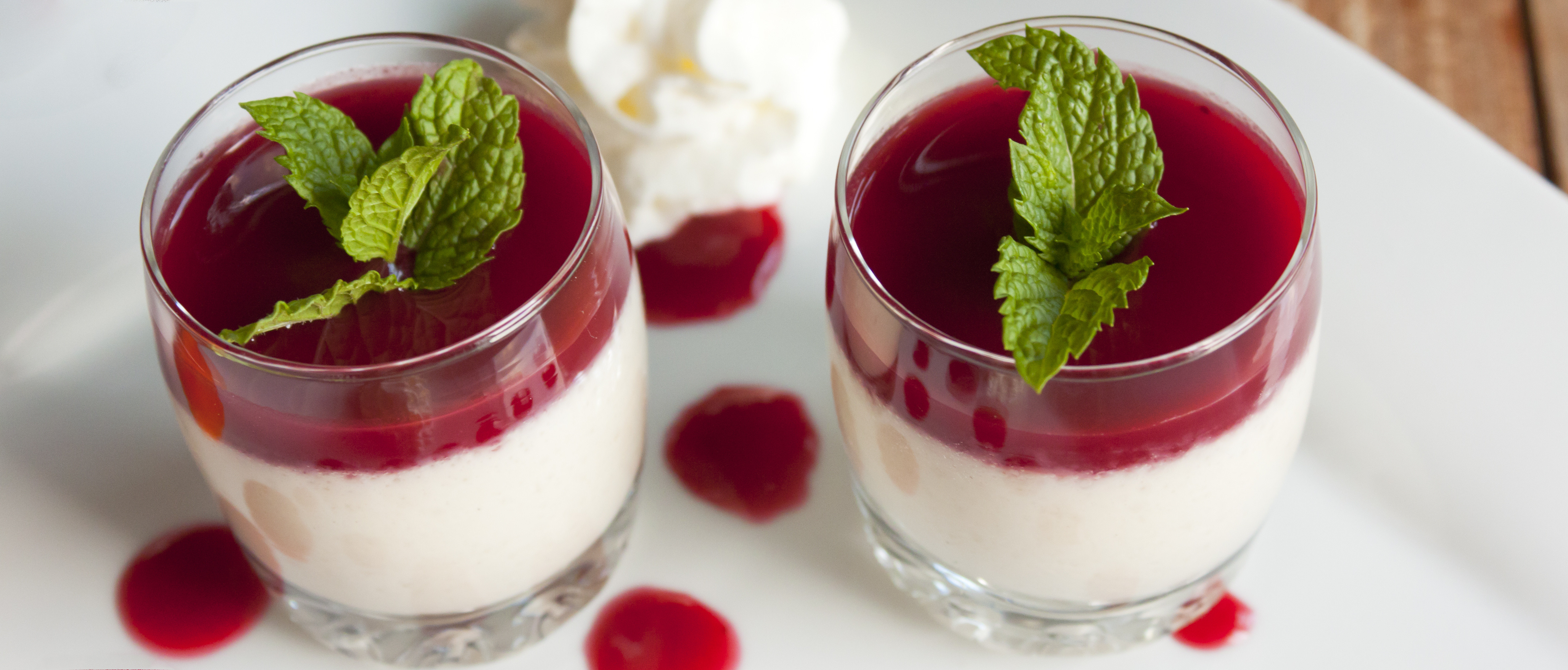 Panna cotta de frutas vermelhas geléia cremosa