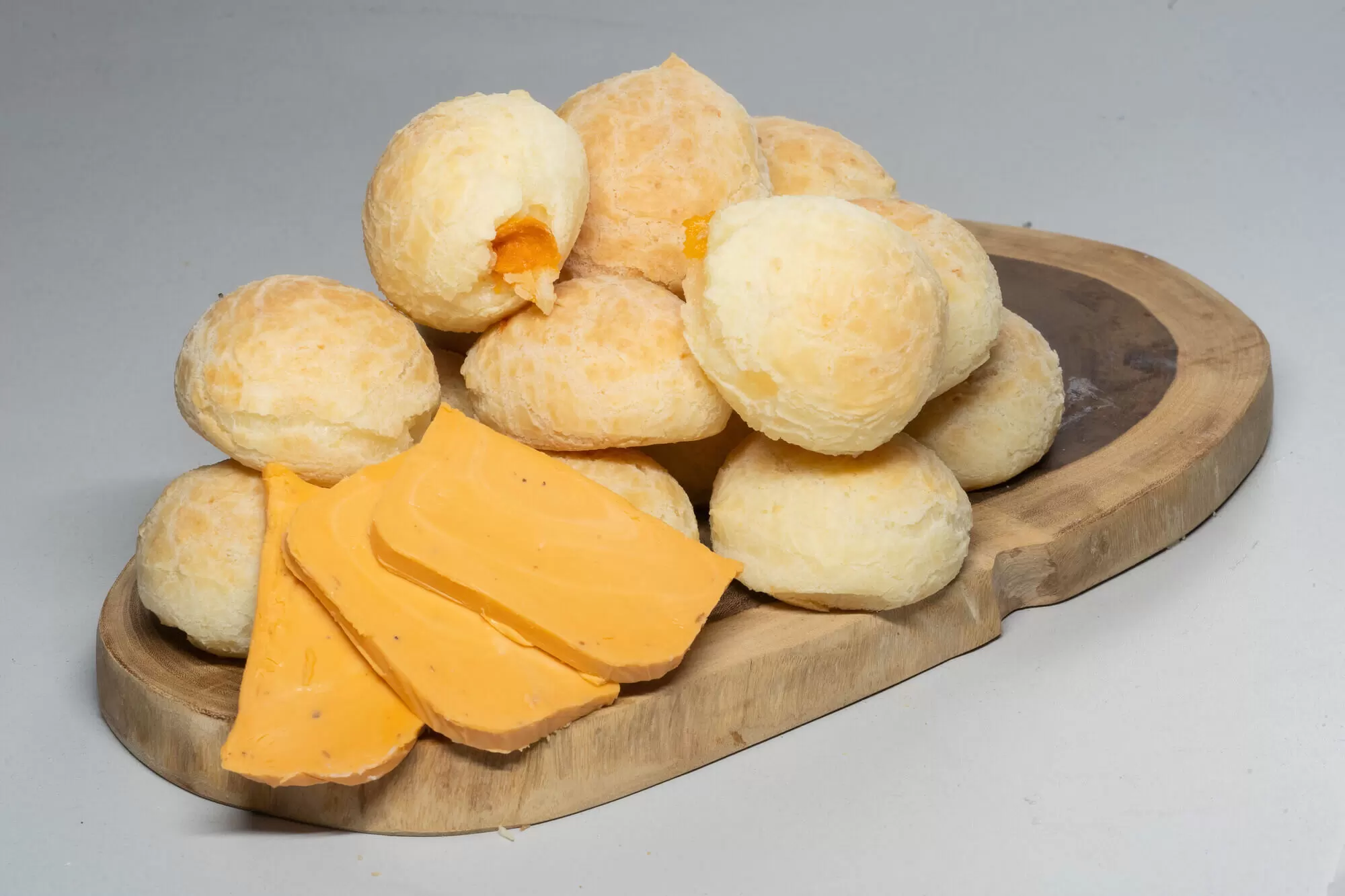 Pão de queijo recheado com cheddar ana maria