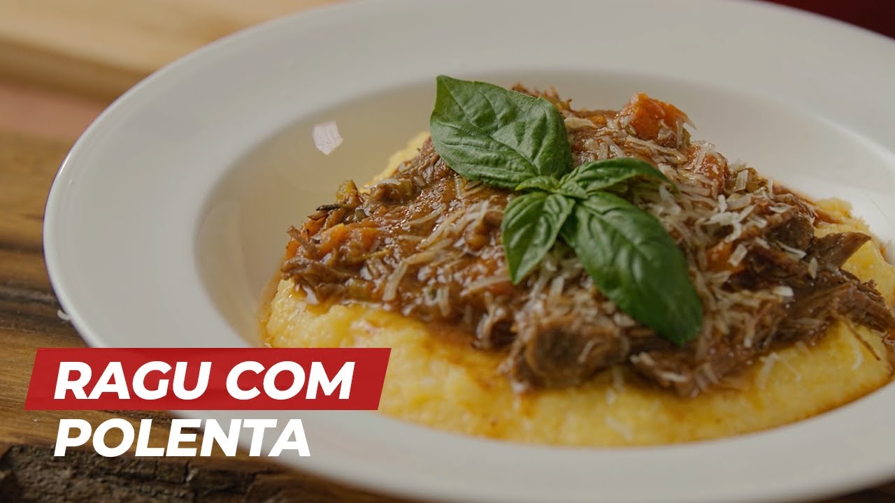 Polenta cremosa com ragu de costela da vovó