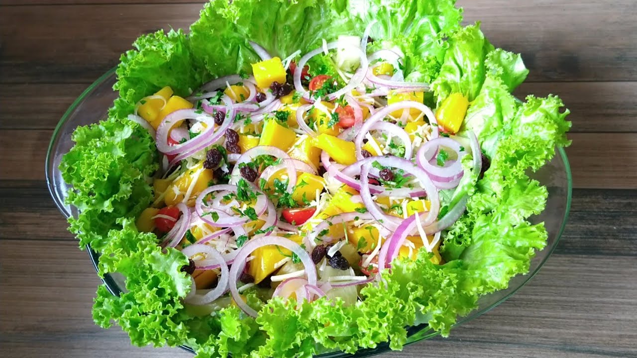 Salada refrescante com molho especial de iogurte tudo gostoso