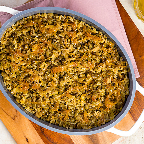 Arroz com lentilha e cebola caramelizada fácil