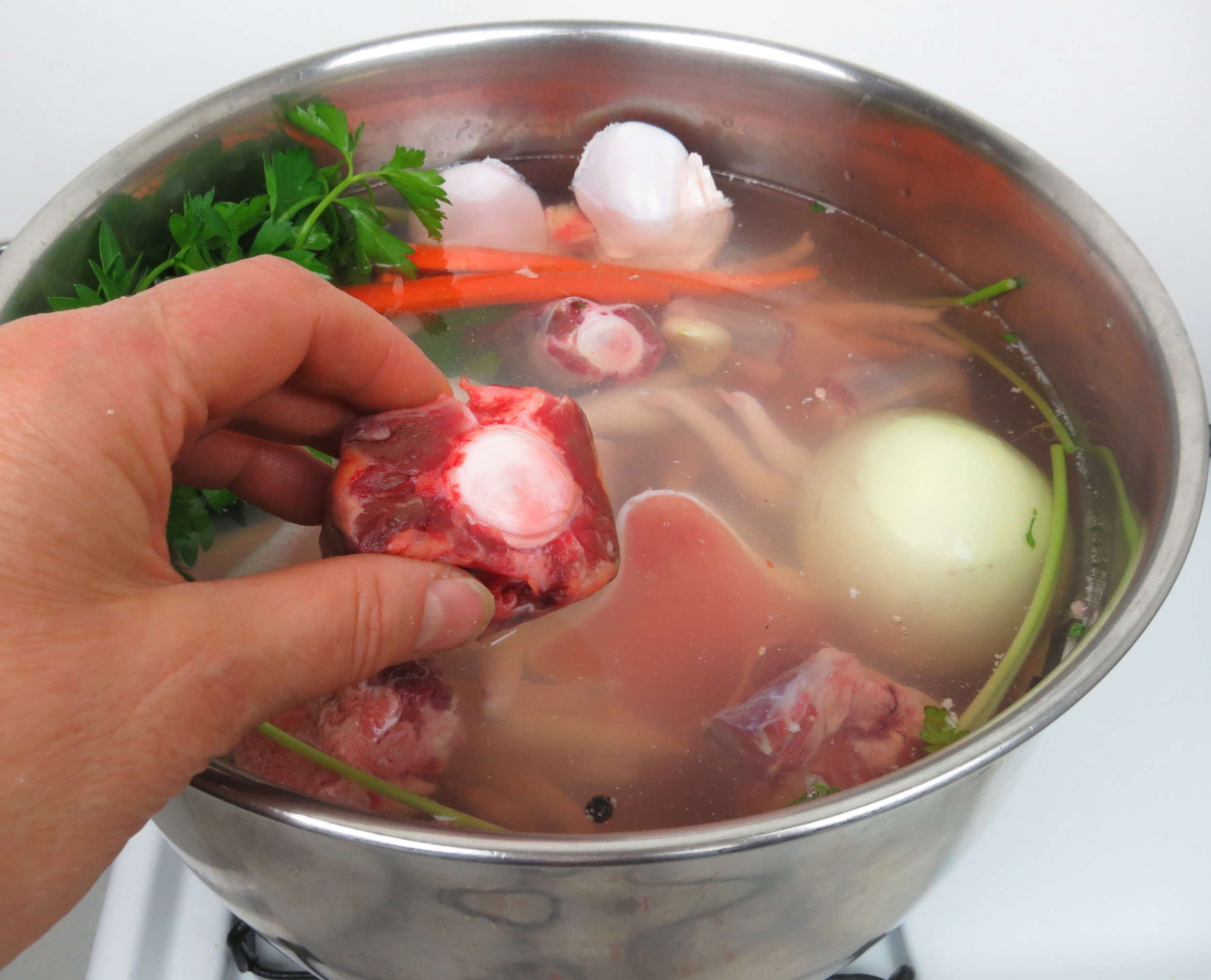 Caldo de ossos com mocotó prático