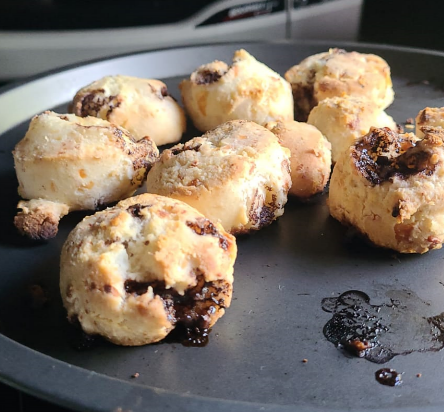 Pão de queijo com gotas de chocolate Pão de queijo gourmet Pão de queijo recheado para vender Pão de queijo recheados Receita de pão de queijo recheado Pão de queijo recheado com Nutella ESPETINHO de pão de queijo Tipos de pão de queijo