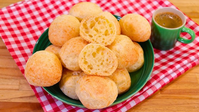 Pão de queijo congelado crocante no forno fofinho úmido