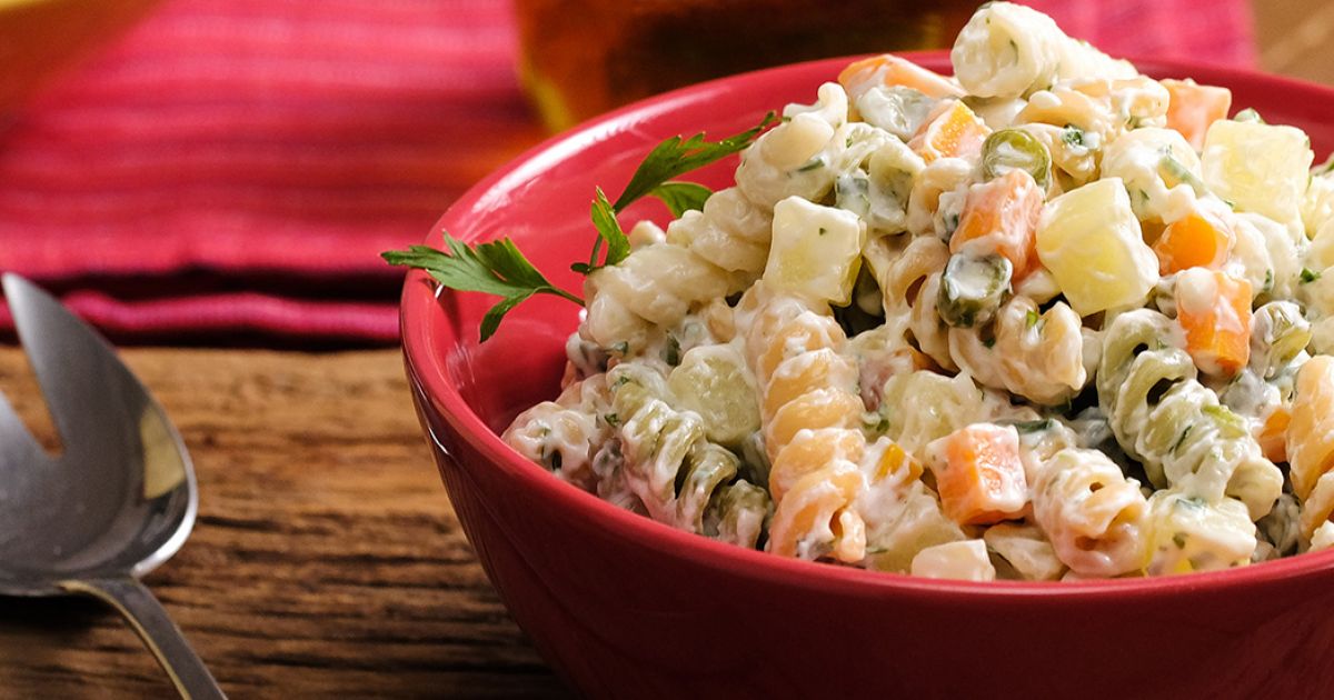 Salada fria de macarrão parafuso com maionese 