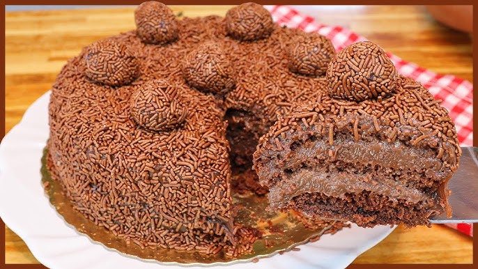 Bolo de chocolate com leite na massa úmido