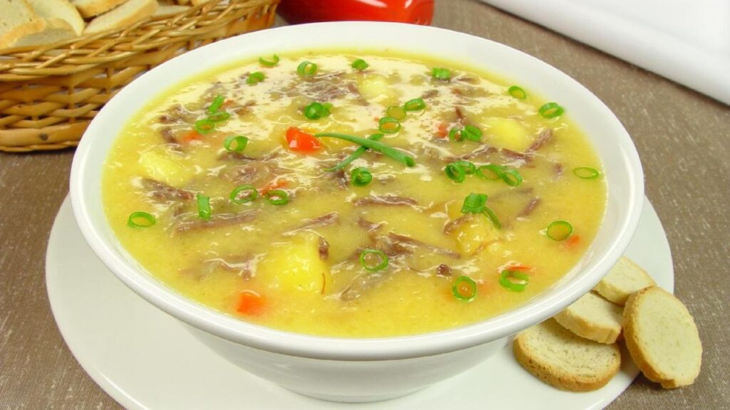 Caldo de mandioca com carne de boi fácil