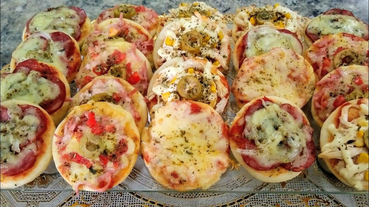 Mini pizza de queijo e presunto massa caseira