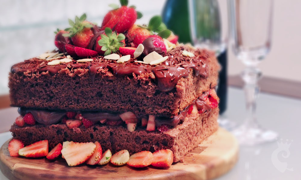 Bolo de chocolate com geleia de morango e ganache amargo prático