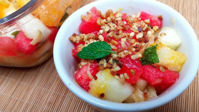 Salada refrescante de frutas com hortelã prática