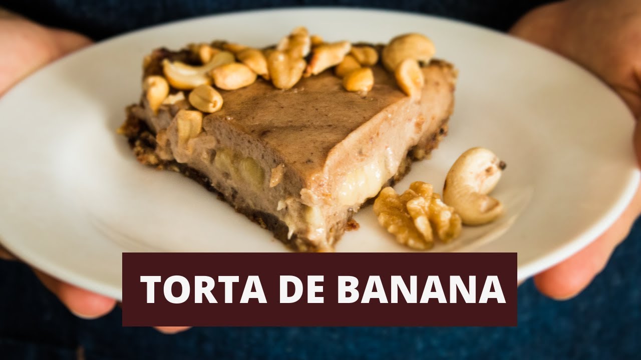 Torta de banana caramelizada com crocante de nozes tudo gostoso