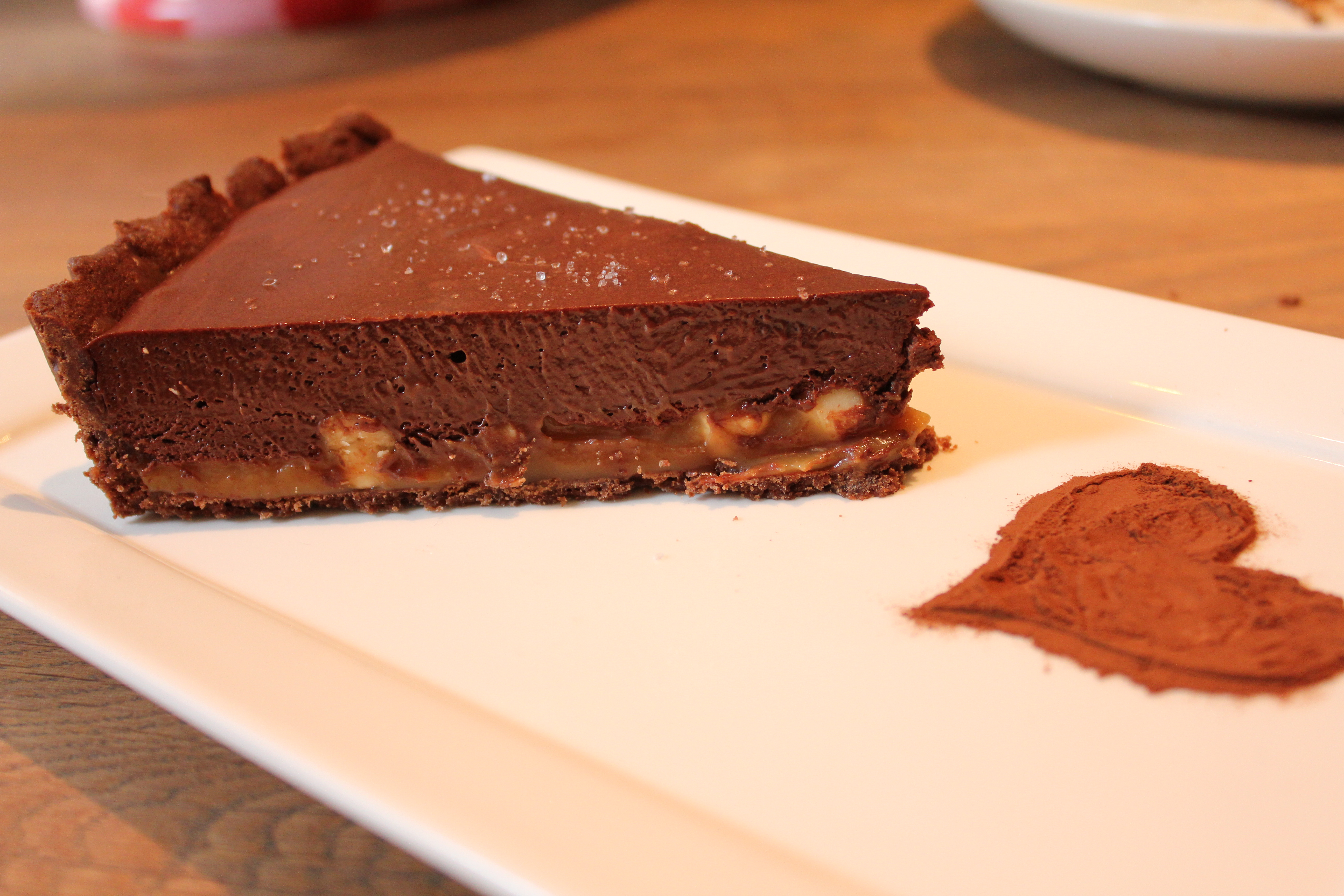 Torta de chocolate meio amargo com caramelo salgado fácil demais