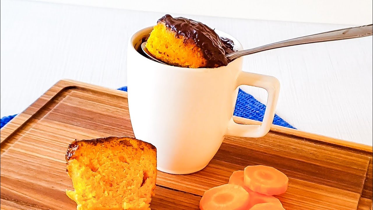 Bolo de cenoura de caneca com cobertura prático demais